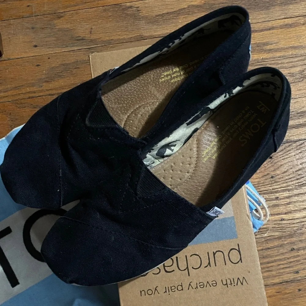 Toms stylish black